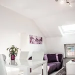 Apartment Pouringraz Fuer Kunst- Und Tennisliebhaber