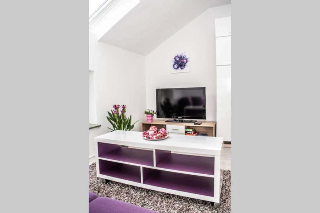 Appartement Pouringraz Fuer Kunst- Und Tennisliebhaber *